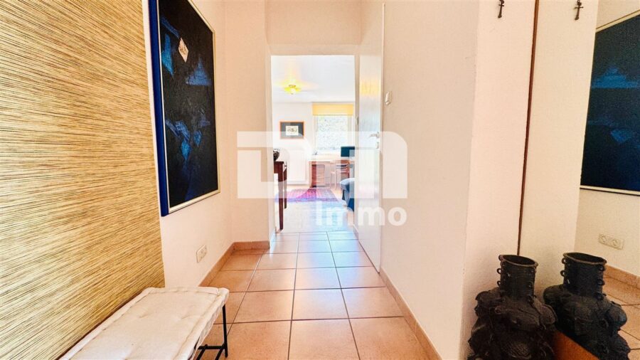 (R)eserviert!Modernisierte Altbau-Zweizimmerwohnung mit Balkon + Stellplatz (optional) - Flur / Dielenbereich